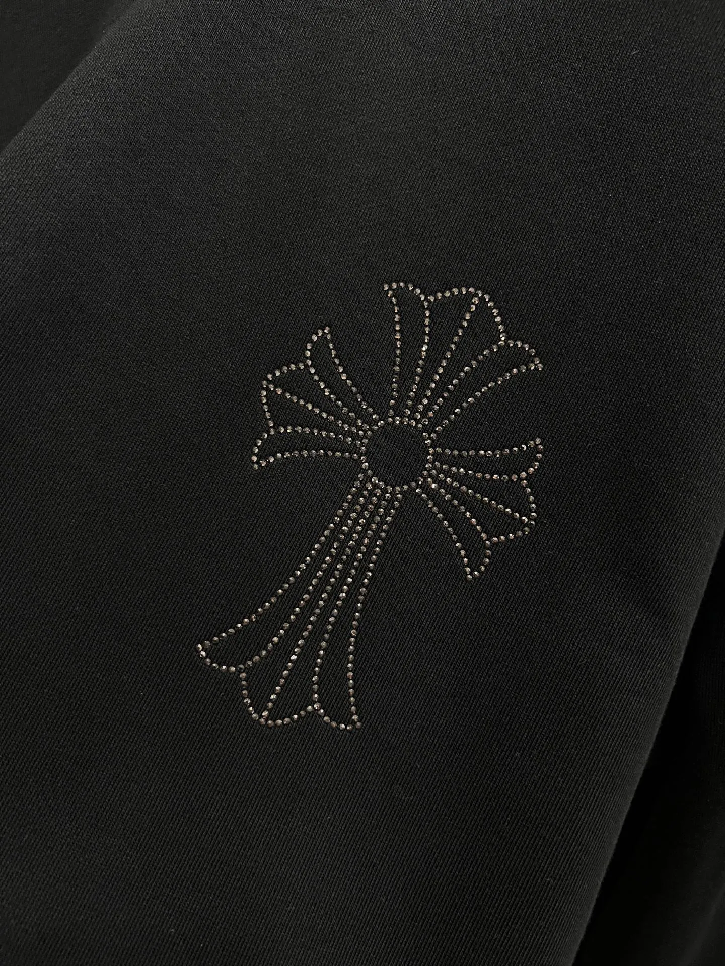 🅿️260 CH Crowe 2025 Autumn and Winter New Style Round Neck Long Sleeve Sweater Cross Middle Eastern Australian Diamond Design Craftsmanship Great in Reality🔥Same Loose Version for Men and Women Size S M L XL XXL Five Codes Black White